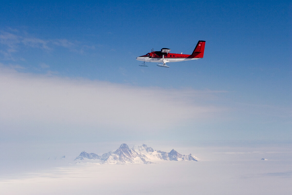 Twin Otter flies past Pirrit Hills